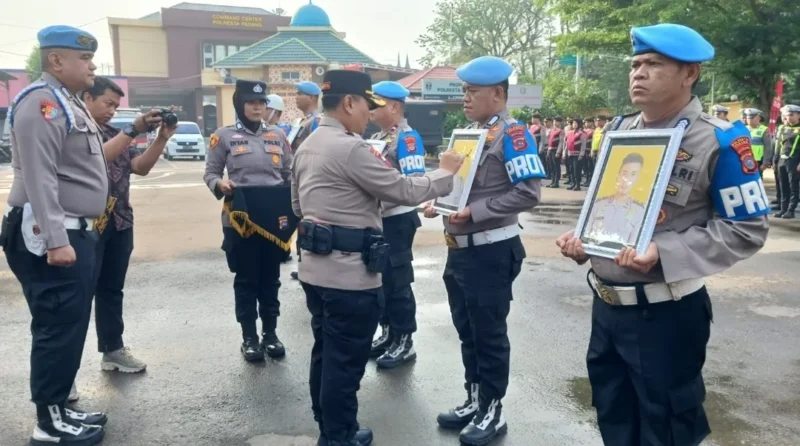 Kapolresta Padang Kombes Pol Apri Wibowo memimpin Upacara PTDH delapan personelnya di halaman Mapolresta Padang, Jumat (14/8/2026). (Foto: Ist)
