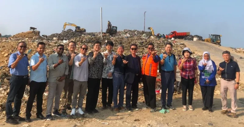 Delegasi lingkungan hidup Korea Selatan bersama KEITI dan Konsulat Perwakilan Kedutaan Besar Korea Selatan untuk Sumatera meninjau TPA Aia Dingin, Rabu (12/8/2026). (Foto: Pemko Padang)