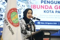 Dian Puspita Fadly Amran resmi menyandang gelar Ibunda Guru PGRI Kota Padang. (Foto: Pemko Padang)
