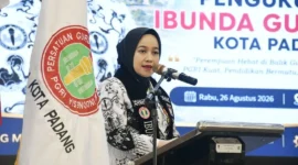 Dian Puspita Fadly Amran resmi menyandang gelar Ibunda Guru PGRI Kota Padang. (Foto: Pemko Padang)

