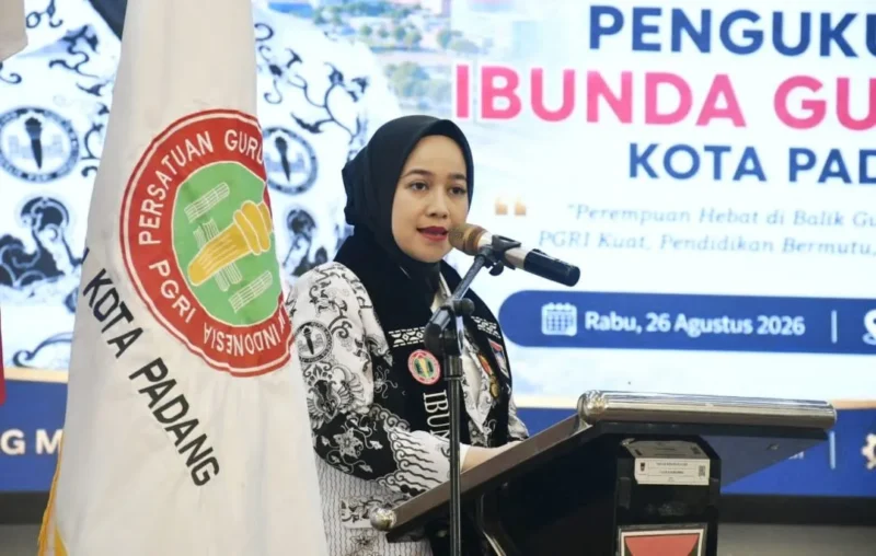Dian Puspita Fadly Amran resmi menyandang gelar Ibunda Guru PGRI Kota Padang. (Foto: Pemko Padang)

