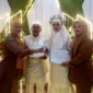 Kabid Pelayanan Pendaftaran Penduduk Dinas Dukcapil Pesisir Selatan, Anfebrianita (kiri) saat menyerahkan KK dan KTP-el kepala Rizal dan Vela. (Foto: Dok. Niks)