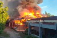 Dua unit rumah di Jalan Dr. Moh Hatta Dalam, Kelurahan Pasar Ambacang, Kecamatan Kuranji, Kota Padang, Sabtu (8/8/2026) pagi. (Foto: Dinas Damkar Padang)