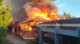 Dua unit rumah di Jalan Dr. Moh Hatta Dalam, Kelurahan Pasar Ambacang, Kecamatan Kuranji, Kota Padang, Sabtu (8/8/2026) pagi. (Foto: Dinas Damkar Padang)