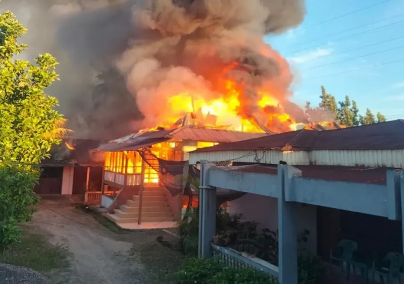 Dua unit rumah di Jalan Dr. Moh Hatta Dalam, Kelurahan Pasar Ambacang, Kecamatan Kuranji, Kota Padang, Sabtu (8/8/2026) pagi. (Foto: Dinas Damkar Padang)
