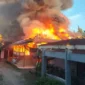 Dua unit rumah di Jalan Dr. Moh Hatta Dalam, Kelurahan Pasar Ambacang, Kecamatan Kuranji, Kota Padang, Sabtu (8/8/2026) pagi. (Foto: Dinas Damkar Padang)