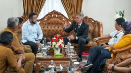 Wali Kota Padang Fadly Amran menyambut kedatangan Dubes Jerman untuk Indonesia, Ralf Beste di Ruang VIP BIM, Selasa (11/8/2026). (Foto: Pemko Padang)
