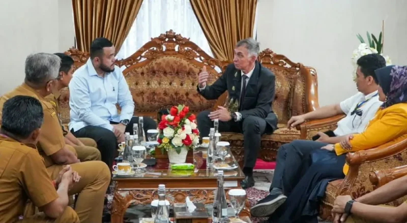 Wali Kota Padang Fadly Amran menyambut kedatangan Dubes Jerman untuk Indonesia, Ralf Beste di Ruang VIP BIM, Selasa (11/8/2026). (Foto: Pemko Padang)