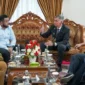 Wali Kota Padang Fadly Amran menyambut kedatangan Dubes Jerman untuk Indonesia, Ralf Beste di Ruang VIP BIM, Selasa (11/8/2026). (Foto: Pemko Padang)