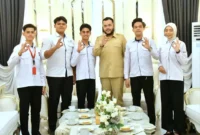 Wali Kota Padang Fadly Amran saat menerima audiensi Duta GenRe Padang 2025 Muhamad Fakhri di Kediaman Resmi Wali Kota, Selasa (18/8/2026). (Foto: Pemko Padang)