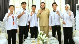 Wali Kota Padang Fadly Amran saat menerima audiensi Duta GenRe Padang 2025 Muhamad Fakhri di Kediaman Resmi Wali Kota, Selasa (18/8/2026). (Foto: Pemko Padang)