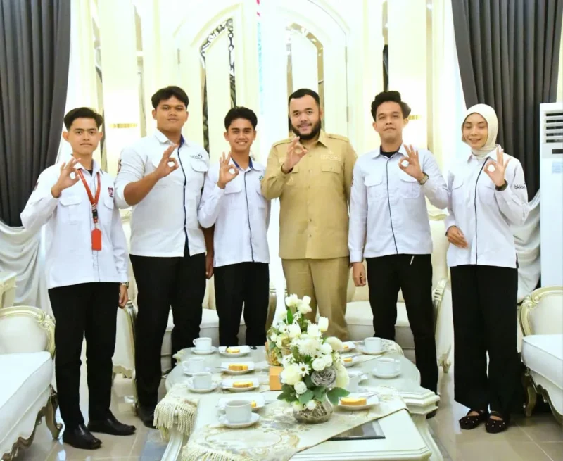 Wali Kota Padang Fadly Amran saat menerima audiensi Duta GenRe Padang 2025 Muhamad Fakhri di Kediaman Resmi Wali Kota, Selasa (18/8/2026). (Foto: Pemko Padang)