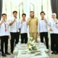 Wali Kota Padang Fadly Amran saat menerima audiensi Duta GenRe Padang 2025 Muhamad Fakhri di Kediaman Resmi Wali Kota, Selasa (18/8/2026). (Foto: Pemko Padang)