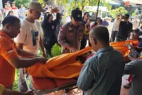 Petugas kepolisian mengevakuasi jenazah pria lansia yang ditemukan tewas tergantung di rumahnya di Jalan Kalimantan Blok T No. 6, Kecamatan Padang Utara, Kota Padang, Kamis (27/8/2026). (Foto: Dok. Polsek Padang Utara)