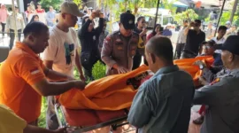 Petugas kepolisian mengevakuasi jenazah pria lansia yang ditemukan tewas tergantung di rumahnya di Jalan Kalimantan Blok T No. 6, Kecamatan Padang Utara, Kota Padang, Kamis (27/8/2026). (Foto: Dok. Polsek Padang Utara)
