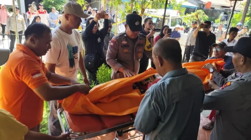 Petugas kepolisian mengevakuasi jenazah pria lansia yang ditemukan tewas tergantung di rumahnya di Jalan Kalimantan Blok T No. 6, Kecamatan Padang Utara, Kota Padang, Kamis (27/8/2026). (Foto: Dok. Polsek Padang Utara)