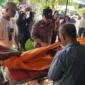 Petugas kepolisian mengevakuasi jenazah pria lansia yang ditemukan tewas tergantung di rumahnya di Jalan Kalimantan Blok T No. 6, Kecamatan Padang Utara, Kota Padang, Kamis (27/8/2026). (Foto: Dok. Polsek Padang Utara)
