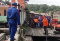 Tim SAR Gabungan mengevakuasi jasad korban yang hanyut di Sungai Batang Arau, Padang Selatan pada Minggu pagi (16/8/2026). (Foto: BPBD Padang)