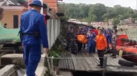 Tim SAR Gabungan mengevakuasi jasad korban yang hanyut di Sungai Batang Arau, Padang Selatan pada Minggu pagi (16/8/2026). (Foto: BPBD Padang)