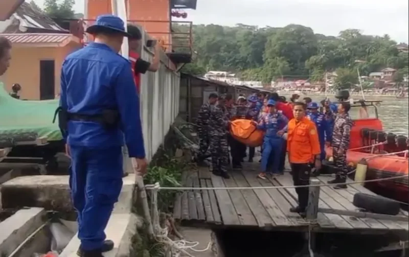 Tim SAR Gabungan mengevakuasi jasad korban yang hanyut di Sungai Batang Arau, Padang Selatan pada Minggu pagi (16/8/2026). (Foto: BPBD Padang)