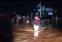 Tim Satgas BPBD Padang bersama Tim SAR Gabungan mengevakuasi lima warga yang terjebak banjir di kawasan Masjid Nurul Falah, RT 03 RW 04, Kelurahan Aie Pacah, Kecamatan Koto Tangah, Senin (3/8/2026) malam. (Foto: Pemko Padang)