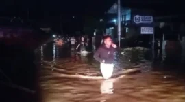 Tim Satgas BPBD Padang bersama Tim SAR Gabungan mengevakuasi lima warga yang terjebak banjir di kawasan Masjid Nurul Falah, RT 03 RW 04, Kelurahan Aie Pacah, Kecamatan Koto Tangah, Senin (3/8/2026) malam. (Foto: Pemko Padang)