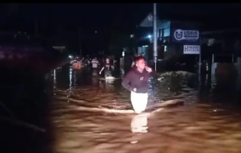 Tim Satgas BPBD Padang bersama Tim SAR Gabungan mengevakuasi lima warga yang terjebak banjir di kawasan Masjid Nurul Falah, RT 03 RW 04, Kelurahan Aie Pacah, Kecamatan Koto Tangah, Senin (3/8/2026) malam. (Foto: Pemko Padang)