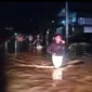 Tim Satgas BPBD Padang bersama Tim SAR Gabungan mengevakuasi lima warga yang terjebak banjir di kawasan Masjid Nurul Falah, RT 03 RW 04, Kelurahan Aie Pacah, Kecamatan Koto Tangah, Senin (3/8/2026) malam. (Foto: Pemko Padang)