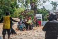 Tim gabungan mengevakuasi warga yang terjebak banjir. (Foto: Pemko Padang)