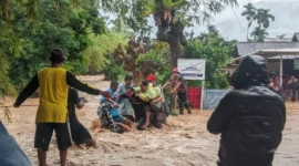 Tim gabungan mengevakuasi warga yang terjebak banjir. (Foto: Pemko Padang)