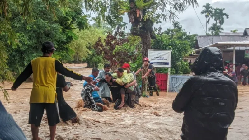 Tim gabungan mengevakuasi warga yang terjebak banjir. (Foto: Pemko Padang)