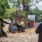 Tim gabungan mengevakuasi warga yang terjebak banjir. (Foto: Pemko Padang)