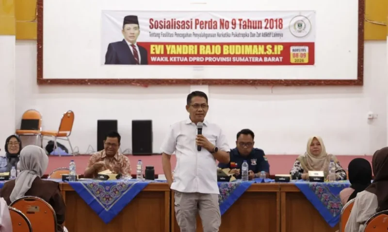 Wakil Ketua DPRD Sumbar Evi Yandri Rajo Budiman saat Sosialisasi Perda Provinsi Sumbar Nomor 9 Tahun 2018 tentang Pencegahan Penyalahgunaan Narkotika, Psikotropika dan Zat Adiktif Lainnya. (Foto: Ist)