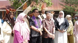 Wakil Ketua DPRD Sumbar Evi Yandri Rajo Budiman saat reses perseorangan DPRD Sumbar di SMAN 12 Padang, Jumat (21/8/2026). (Foto: Ist)
