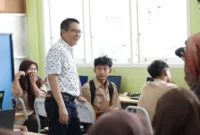 Wakil Ketua DPRD Sumbar Evi Yandri menyalurkan Evi 140 laptop ke SMAN 12 dan SMAN 17 Padang. (Foto: Ist)