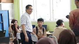 Wakil Ketua DPRD Sumbar Evi Yandri menyalurkan Evi 140 laptop ke SMAN 12 dan SMAN 17 Padang. (Foto: Ist)