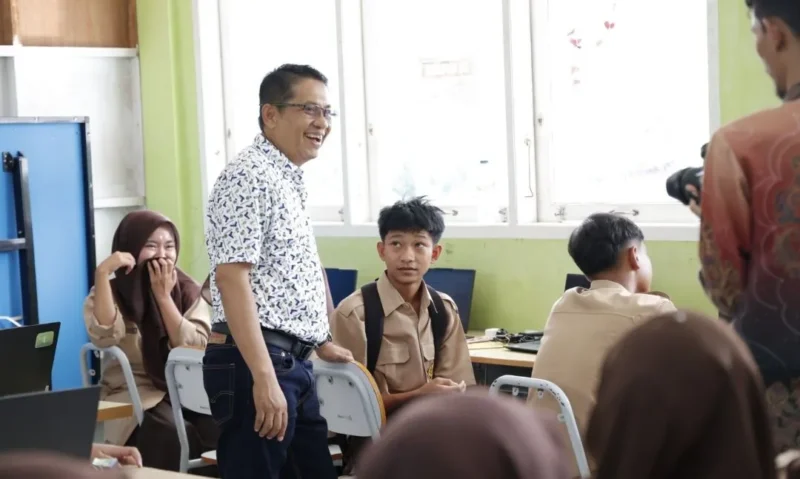 Wakil Ketua DPRD Sumbar Evi Yandri menyalurkan Evi 140 laptop ke SMAN 12 dan SMAN 17 Padang. (Foto: Ist)