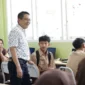 Wakil Ketua DPRD Sumbar Evi Yandri menyalurkan Evi 140 laptop ke SMAN 12 dan SMAN 17 Padang. (Foto: Ist)