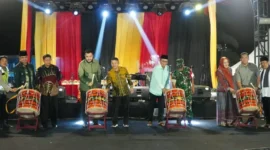 Wali Kota Padang Fadly Amran bersama Anggota DPRD Padang Erianto Mahmuda, pimpinan OPD, Camat Kuranji Rozaldi Rosman serta unsur Forkopimca membuka Padang Gastronomi Fest 2026 di Komplek Perumnas Belimbing, Kuranji, Sabtu (29/8/2026). (Foto: Pemko Padang)