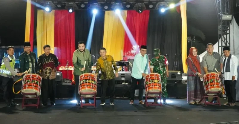 Wali Kota Padang Fadly Amran bersama Anggota DPRD Padang Erianto Mahmuda, pimpinan OPD, Camat Kuranji Rozaldi Rosman serta unsur Forkopimca membuka Padang Gastronomi Fest 2026 di Komplek Perumnas Belimbing, Kuranji, Sabtu (29/8/2026). (Foto: Pemko Padang)