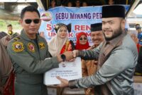 Wali Kota Padang Fadly Amran melepas pengiriman bantuan rendang untuk korban gempa bumi NTT di BIM, Sabtu (22/8/2026). (Foto: Pemko Padang)
