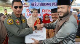 Wali Kota Padang Fadly Amran melepas pengiriman bantuan rendang untuk korban gempa bumi NTT di BIM, Sabtu (22/8/2026). (Foto: Pemko Padang)