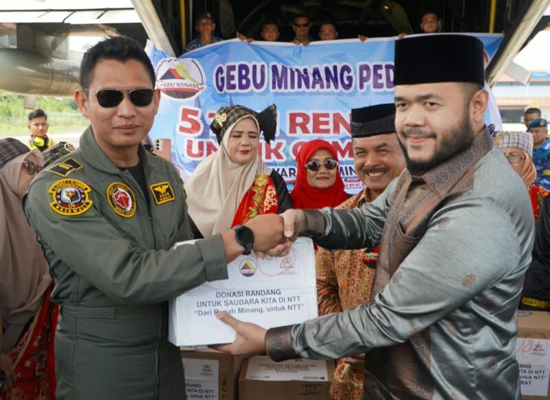 Wali Kota Padang Fadly Amran melepas pengiriman bantuan rendang untuk korban gempa bumi NTT di BIM, Sabtu (22/8/2026). (Foto: Pemko Padang)