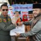 Wali Kota Padang Fadly Amran melepas pengiriman bantuan rendang untuk korban gempa bumi NTT di BIM, Sabtu (22/8/2026). (Foto: Pemko Padang)