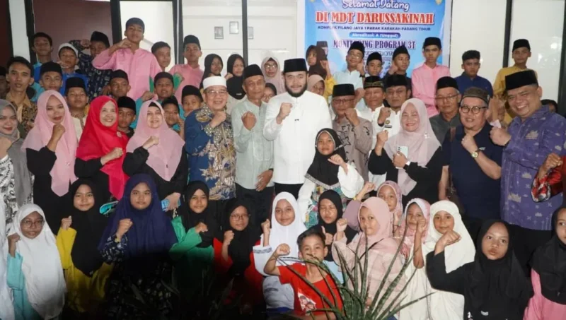 Wali Kota Padang Fadly Amran monitoring Progul Smart Surau sekaligus sosialisasi HJK Padang ke-357 di Masjid Darussakinah, Jumat (31/7/2026). (Foto: Pemko Padang)
