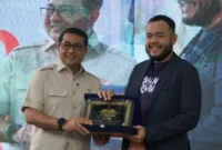 Wali Kota Padang Fadly Amran bersama Menteri Ekraf RI 
Teuku Riefky Harsya. (Foto: Pemko Padang)