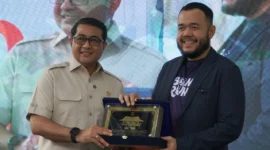 Wali Kota Padang Fadly Amran bersama Menteri Ekraf RI 
Teuku Riefky Harsya. (Foto: Pemko Padang)