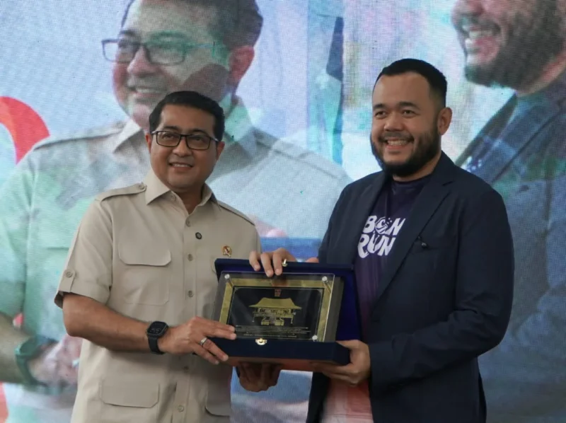 Wali Kota Padang Fadly Amran bersama Menteri Ekraf RI 
Teuku Riefky Harsya. (Foto: Pemko Padang)