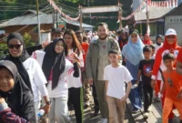 Wali Kota Padang Fadly Amran melepas jalan santai sekaligus meluncurkan LuBaRiTa di Jembatan Lubuk Sariak, Lubuk Kilangan, Sabtu (29/8/2026). (Foto: Pemko Padang)