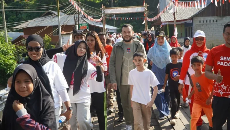Wali Kota Padang Fadly Amran melepas jalan santai sekaligus meluncurkan LuBaRiTa di Jembatan Lubuk Sariak, Lubuk Kilangan, Sabtu (29/8/2026). (Foto: Pemko Padang)